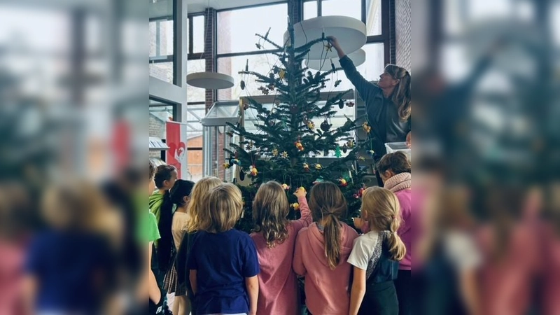 Die Kinder der Mittagsbetreuung schmücken den Weihnachtswunschbaum im Rathaus-Foyer. (Foto: Markt MArkt Schwaben)