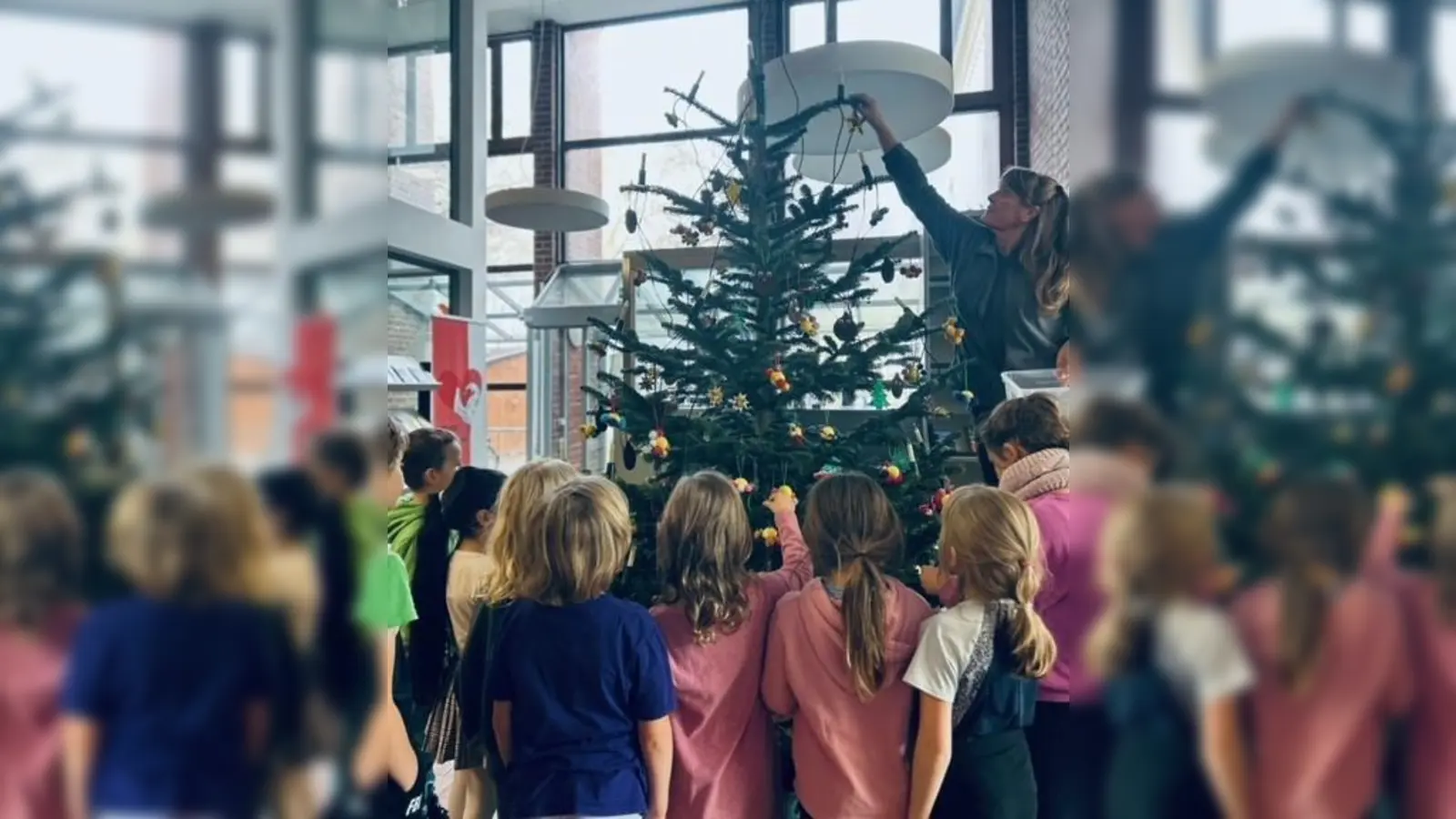 Die Kinder der Mittagsbetreuung schmücken den Weihnachtswunschbaum im Rathaus-Foyer. (Foto: Markt MArkt Schwaben)