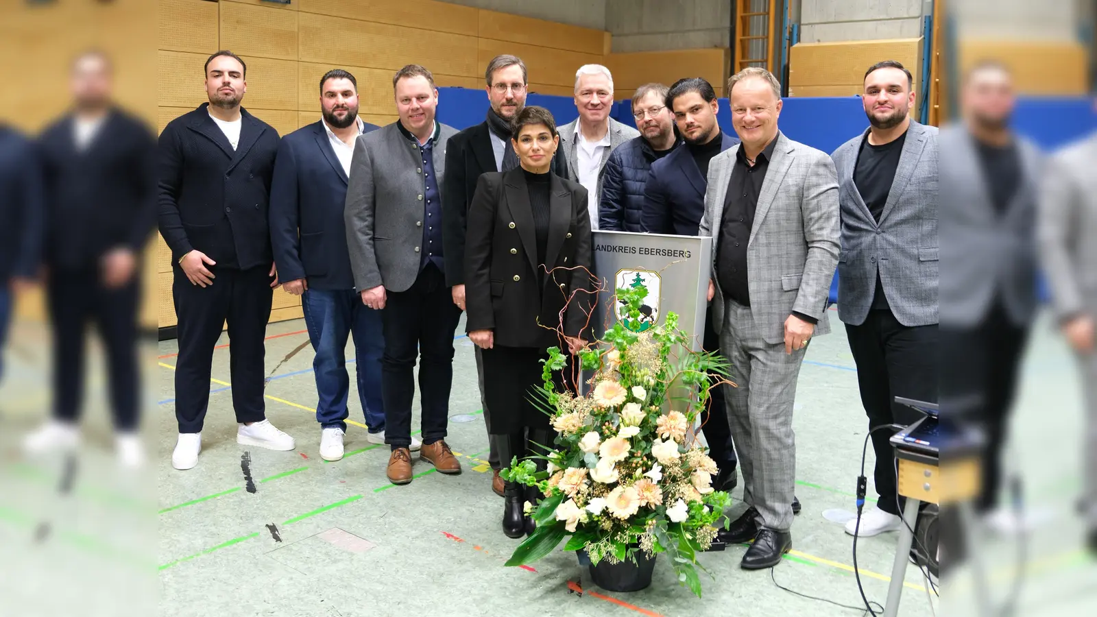 Landrat Robert Niedergesäß, Baierns Bürgermeister Martin Riedl und Historiker Bernhard Schäfer mit den Akteuren des Abends: Dr. Stephan Mokry, Marcella Reinhardt und Nico Franz &amp; The Franz Ensemble. (Foto: LRA Ebersberg)