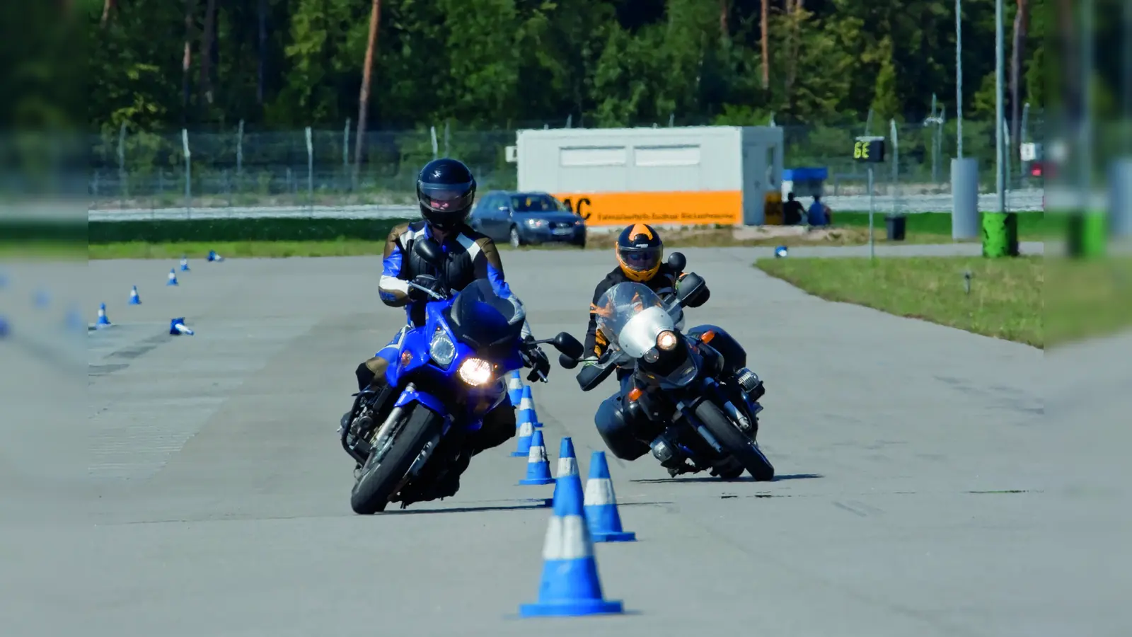 Spezielle Kurse wie das ADAC Schräglagentraining helfen Motorradfahrern, Extremsituationen zu meistern. Gutscheine für derartige Kurse sind das ideale Geschenk zur bestandenen Führerscheinprüfung. (Foto: txn-p / jochen-schweizer.de)