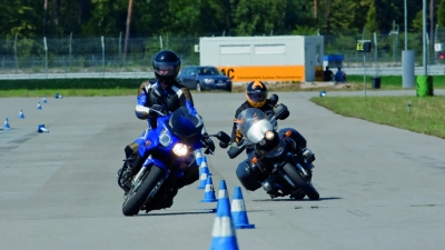 Spezielle Kurse wie das ADAC Schräglagentraining helfen Motorradfahrern, Extremsituationen zu meistern. Gutscheine für derartige Kurse sind das ideale Geschenk zur bestandenen Führerscheinprüfung. (Foto: txn-p / jochen-schweizer.de)