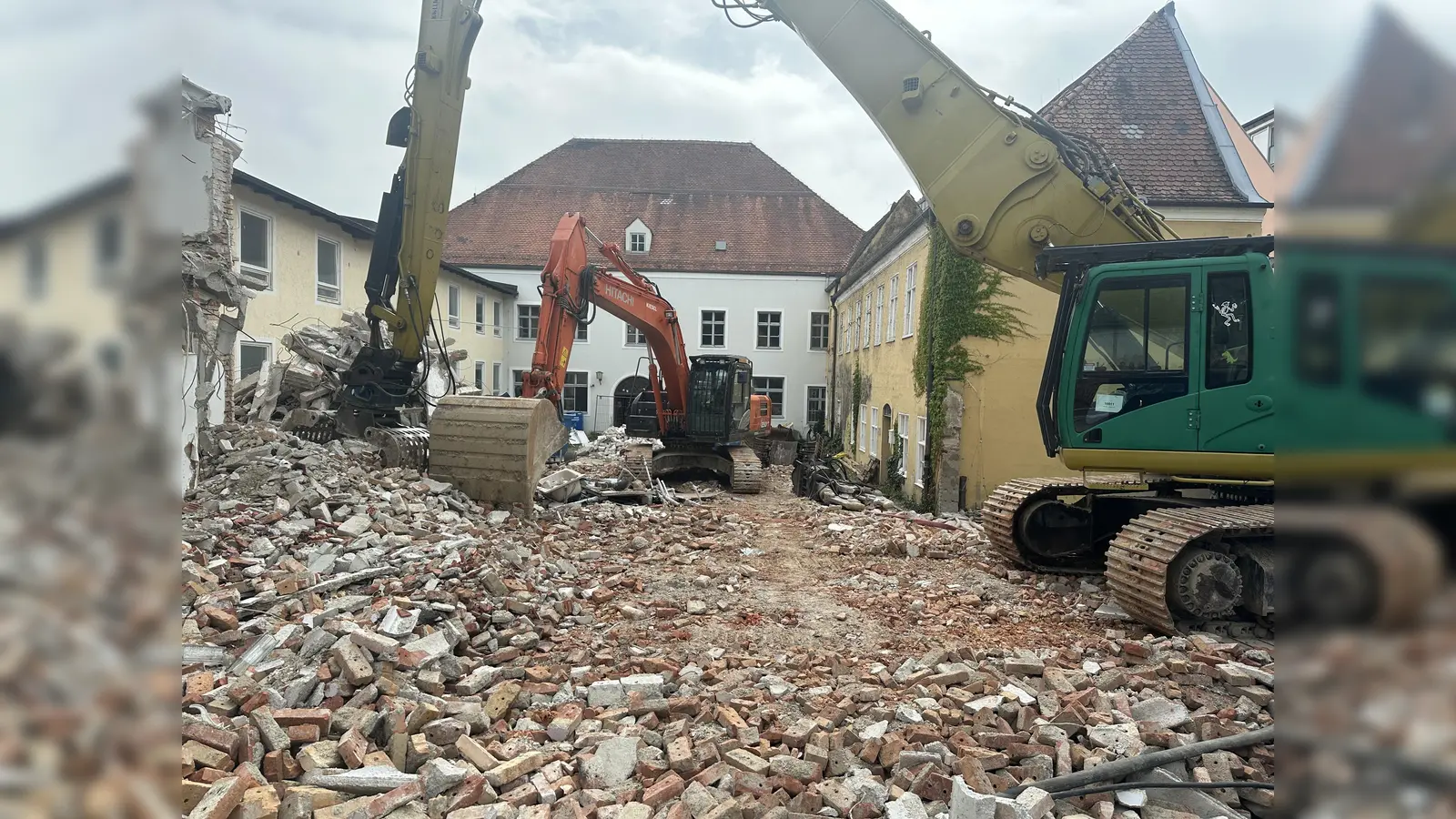 Die Bagger graben sich unermüdlich durchs Geröll. (Foto: nsc)