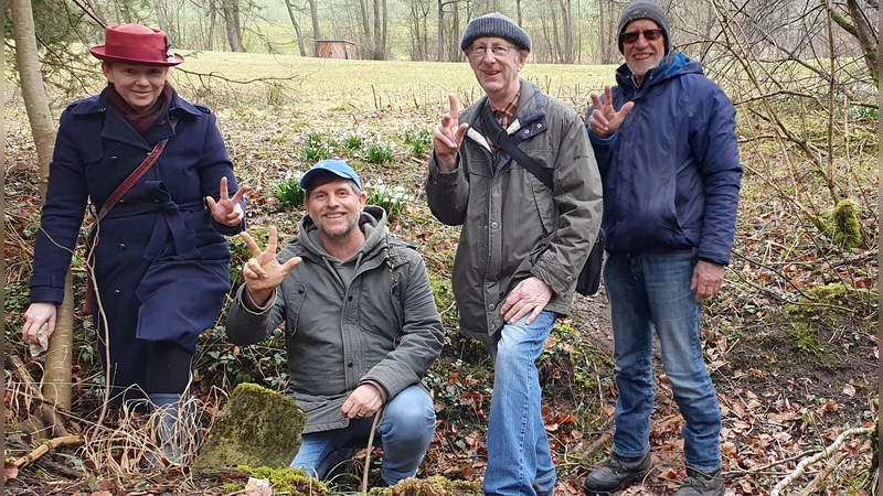 Unterwegs im Gelände bei der Probewanderung im März 2025 (von links): Dorothea Hutterer, Harald Krause, Franz Wenhardt und Uli Klapp. (Foto: Archäologischer Verein Erding)