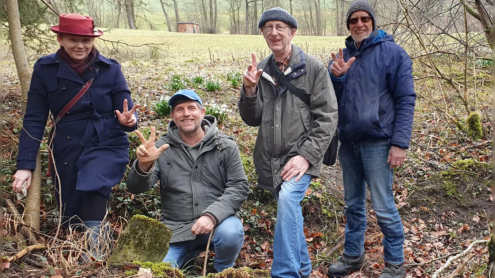 Unterwegs im Gelände bei der Probewanderung im März 2025 (von links): Dorothea Hutterer, Harald Krause, Franz Wenhardt und Uli Klapp. (Foto: Archäologischer Verein Erding)